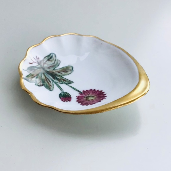 Vintage small scallop shaped hand painted porcelain pin dish - Picture 4 of 7